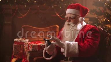 圣诞老人使用智能手机